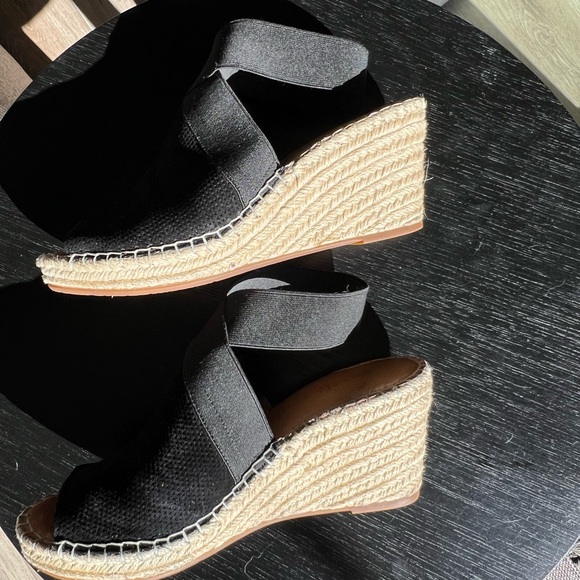 Gentle Souls by Kenneth Cole. Black espadrille, size 7.5. - Picture 4 of 5